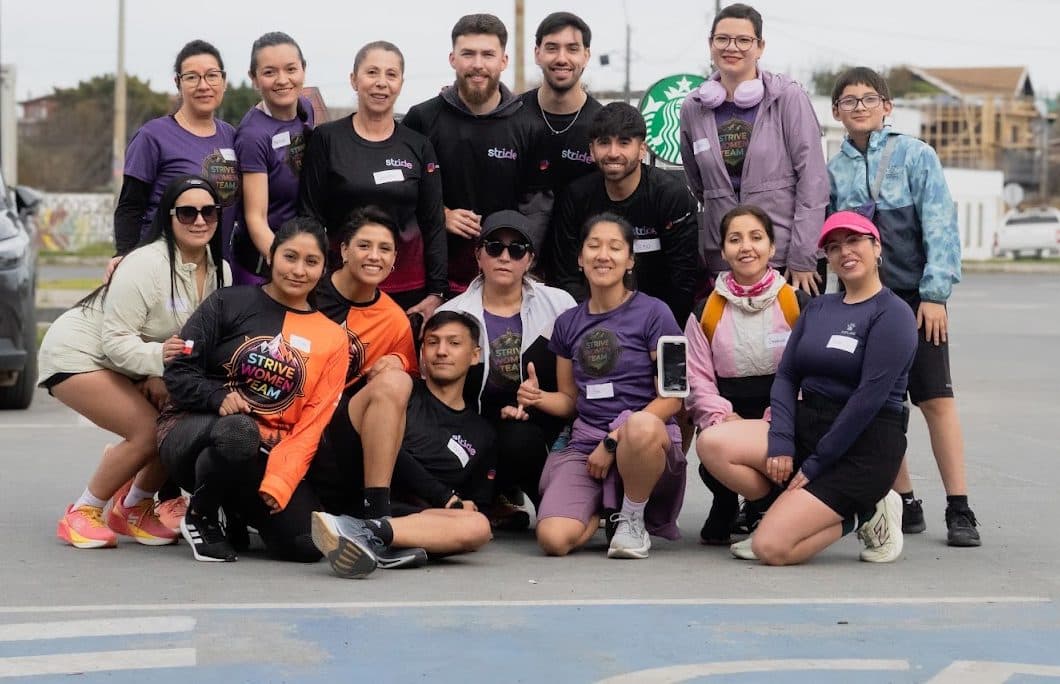 Grupo de la comunidad STRIDE posando junto después de un Social Run